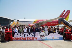 passengers-welcomed-at-da-nang-airport-1