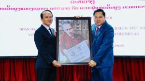 pho-bi-thu-thuong-truc-thanh-uy-da-nang-nguyen-dinh-vinh-tang-buc-anh-luu-niem-cho-ong-bun-lai-but-thi-bi-thu-tinh-uy-se-kong-lao.-1