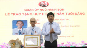 quan-ngu-hanh-son-trao-tang-huy-hieu-dang-1