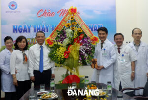 secretary-nghia-283rd-left-29-and-doctors-of-the-da-nang-general-hospital