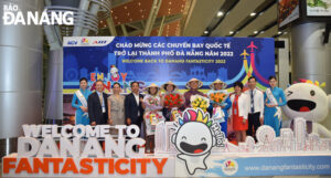 t-e1-ba-b7ng-hoa-2c-ch-c3-a0o-c4-91-c3-b3n-nh-e1-bb-afng-v-e1-bb-8b-kh-c3-a1ch-tr-c3-aan-chuy-e1-ba-bfn-bay-1