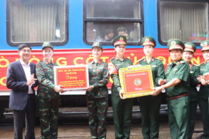 tang-qua-luc-luong-dieu-binh-30-04-2025-1