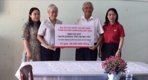 tham-trung-tam-nuoi-day-tre-mo-coi-1