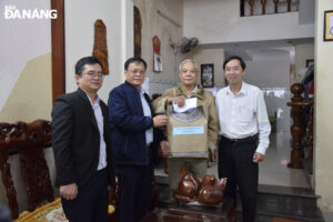 tham-va-tang-qua-tet-nhan-chung-hoang-sa-1