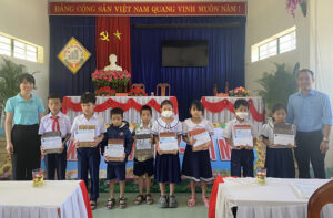 thanh-doan-trao-dung-cu-hoc-tap-cho-cac-em-1
