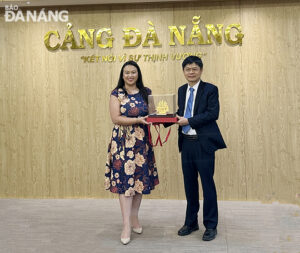 thanh-pho-oakland-tham-cang-da-nang-1