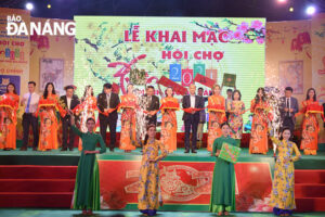 the-ribbon-cutting-ceremony-for-the-spring-fair-2021