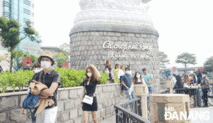 tourists-visited-love-bridge