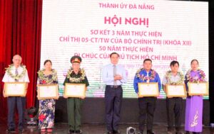 trao-b-e1-ba-b1ng-khen-cho-06-c-c3-a1-nh-c3-a2n-xu-e1-ba-a5t-s-e1-ba-afc-trong-h-e1-bb-8dc-t-e1-ba-adp-2c-l-c3-a0m-theo-l-e1-bb-9di-b-c3-a1c-1