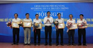 trao-b-e1-ba-b1ng-khen-cho-6-c4-91-c6-a1n-v-e1-bb-8b-1