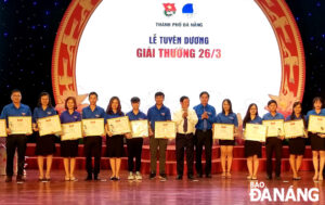 trao-b-e1-ba-b1ng-khen-cho-thanh-ni-c3-aan-ti-c3-aan-ti-e1-ba-bfn-n-c4-83m-2020-1