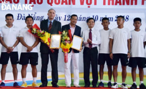 trao-giai-tennis-1