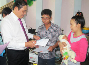 trao-giay-khai-sinh-tai-nha-1
