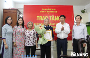 trao-huy-hieu-75-tuoi-dang-1