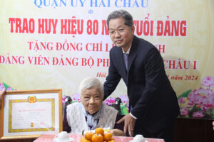 trao-huy-hieu-80-nam-tuoi-dang-1