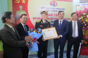 trao-huy-hieu-80-nam-tuoi-dang-cho-ong-le-dinh-kien-1