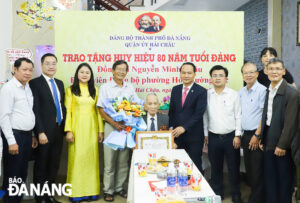 trao-huy-hieu-80-nam-tuoi-dang-ngay-051124-1