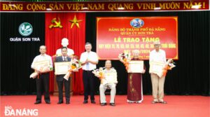 trao-huy-hieu-cho-101-dang-vien-son-tra-1