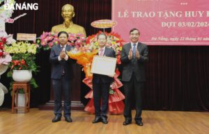 trao-huy-hieu-dang-30-nam-cho-dong-chi-nguyen-van-quang-1