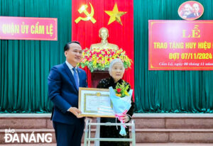 trao-huy-hieu-dang-quan-cam-le-ngay-071124-1