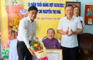 trao-huy-hieu-dang-quan-son-tra-2