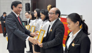 trao-ky-niem-chuong-1