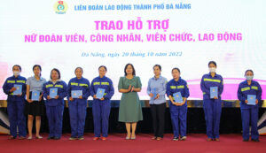 trao-qua-cho-nu-doan-vien-201022-1