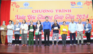 trao-qua-tet-quan-hai-chau-1
