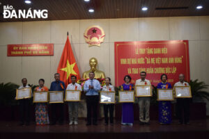 trao-t-e1-ba-b7ng-danh-hi-e1-bb-87u-vinh-d-e1-bb-b1-nh-c3-a0-n-c6-b0-e1-bb-9bc-e2-80-9cb-c3-a0-m-e1-ba-b9-vi-e1-bb-87t-nam-anh-h-c3-b9ng-e2-80-9d-1