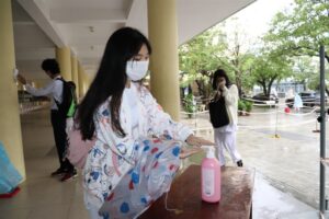 using-hang-sanitiser-before-entering-the-classroom-1