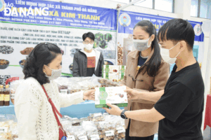 visitors-buying-products