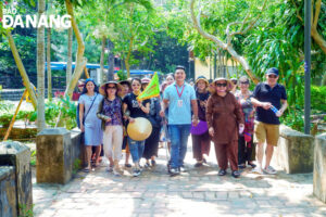 visitors-from-ha-noi-visited-the-marble-mountains-tourist-area-1