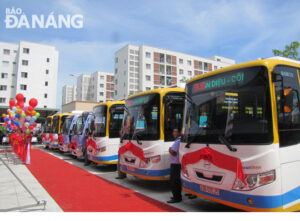 xe-bu-c3-bdt-v-c3-a0o-khai-th-c3-a1c-tuy-e1-ba-bfn-c-c3-b4ng-vi-c3-aan-29-3-1