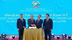 Chao mung 50 nam quoc khanh Lao_2