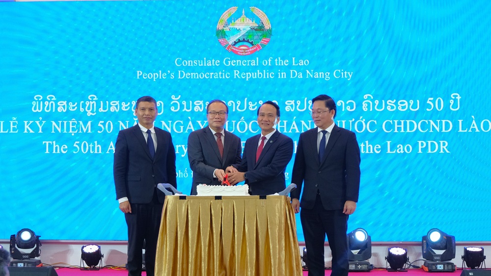 Chao mung 50 nam quoc khanh Lao 2
