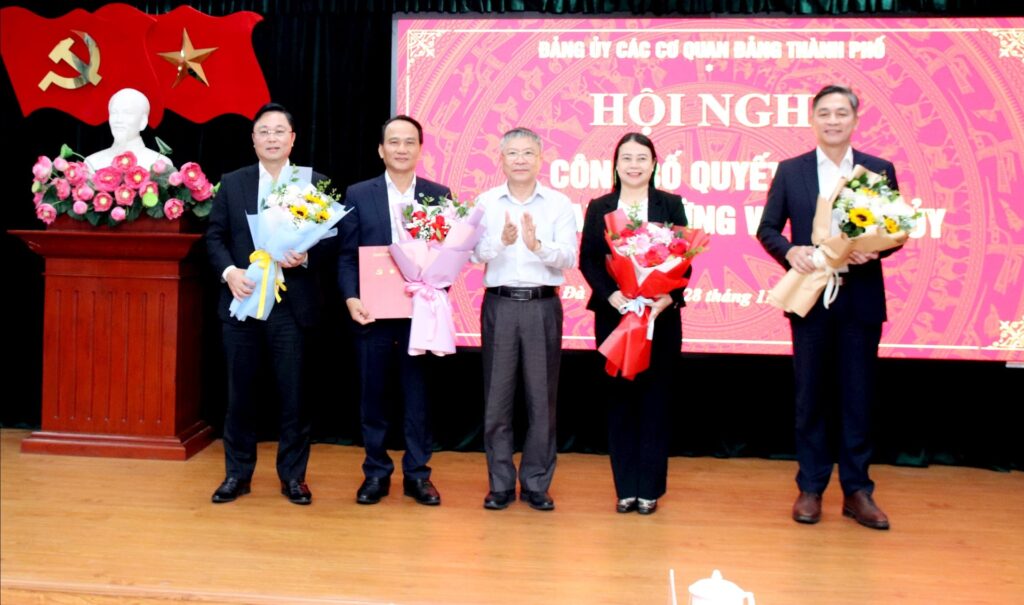 Cong bo quyet dinh ve cong tac can bo 28 11 2025 1
