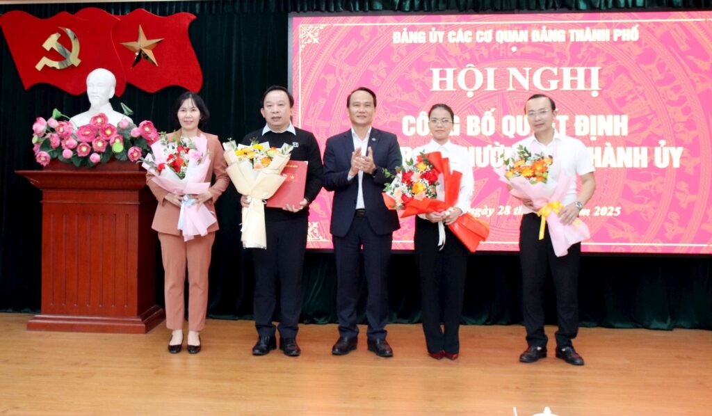 Cong bo quyet dinh ve cong tac can bo 28 11 2025 2