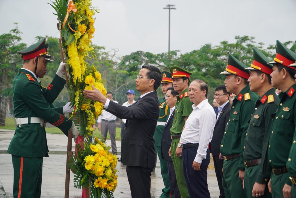 Dang huong 81 nam ngay quan doi nhan dan 2