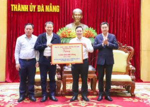 Doan cong tac tinh uy Dong Nai trao ho tro khac phuc thien tai cho Da Nang