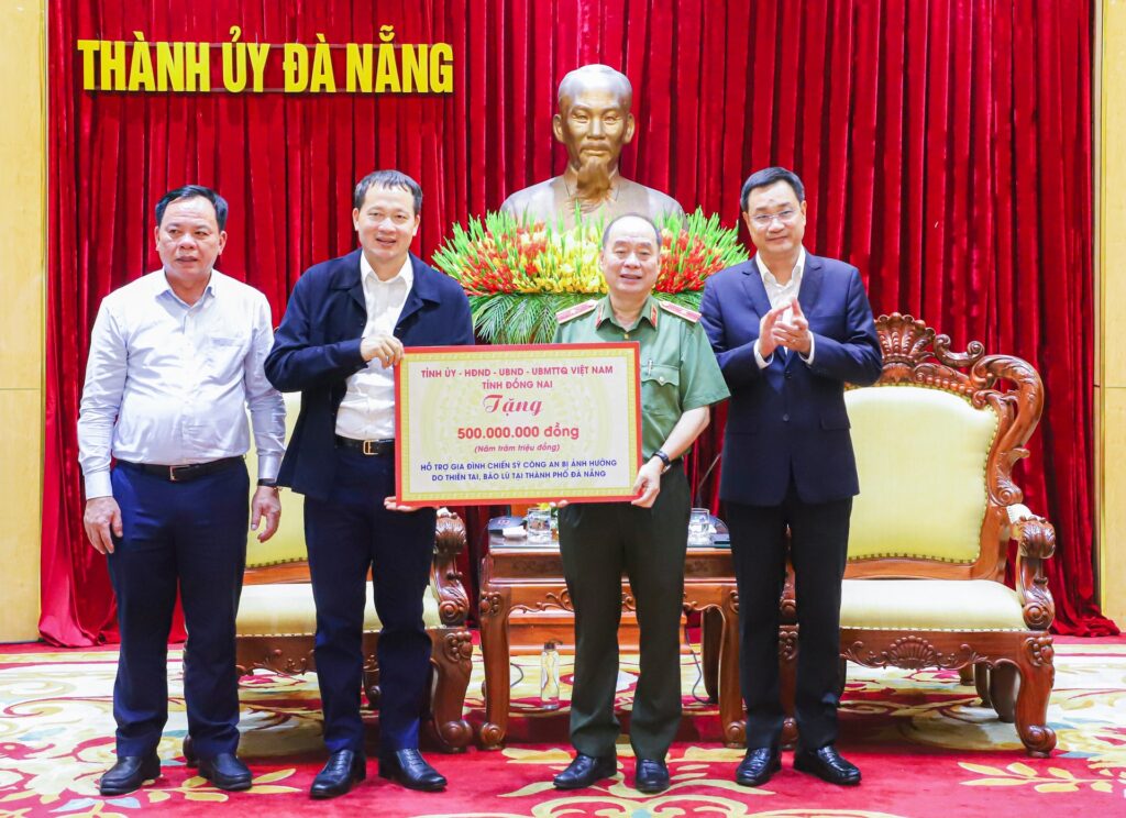 Doan cong tac tinh uy Dong Nai trao ho tro khac phuc thien tai cho Da Nang 1