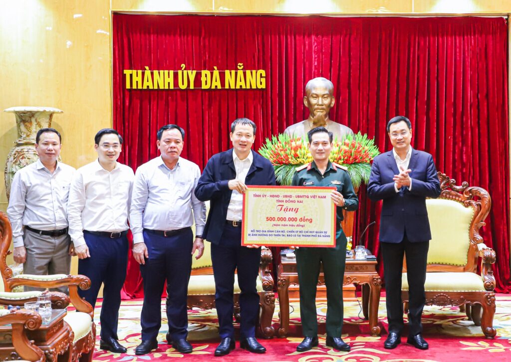 Doan cong tac tinh uy Dong Nai trao ho tro khac phuc thien tai cho Da Nang 2