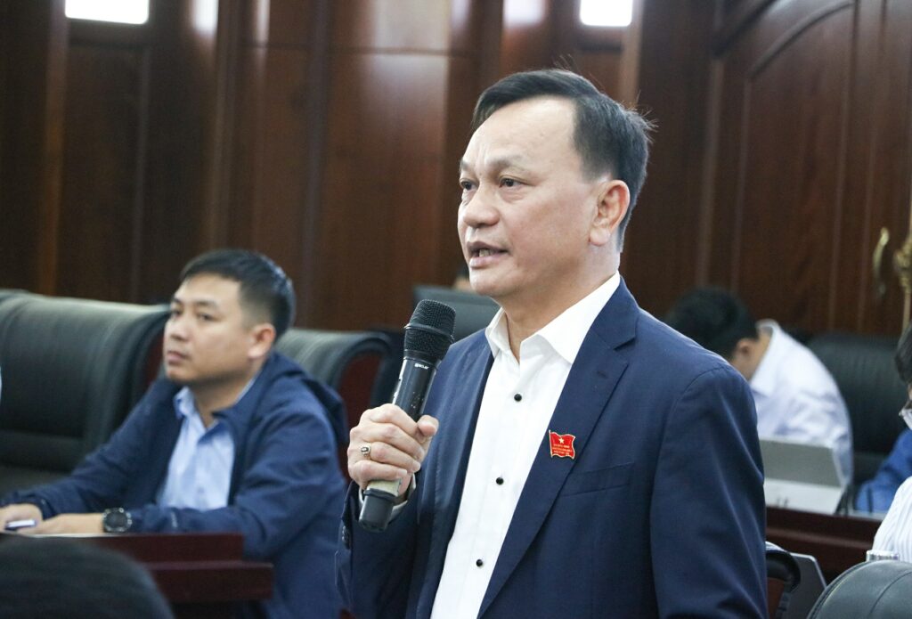 Các đại biểu tham gia thảo luận nhiều vấn đề quan trọng về kinh tế-xã hội, an sinh, y tế, giáo dục...