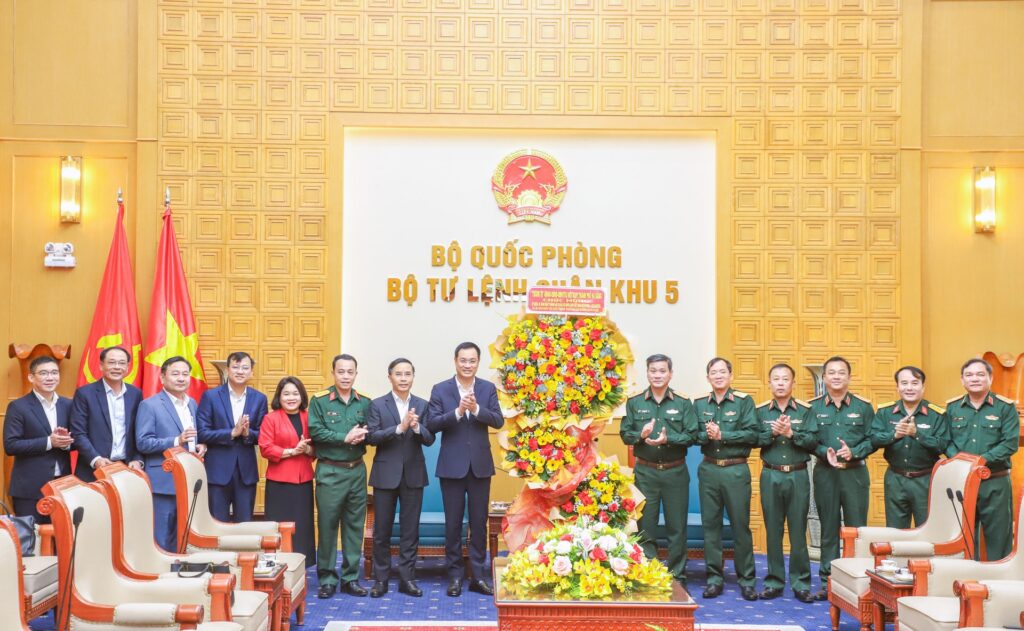 Tang hoa chuc mung quan khu 5 2025