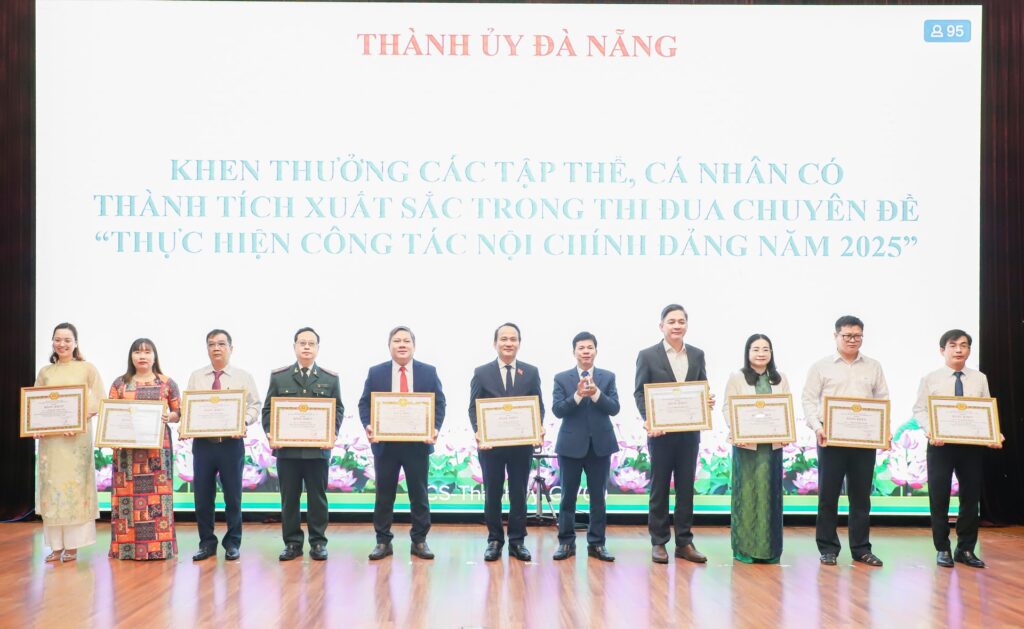 Tong ket cong tac noi chinh Dang 2025 3