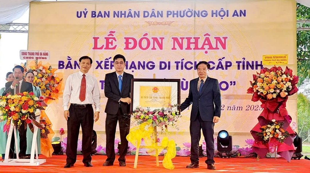 ong nguyen duc binh bi thu dang uy chu tich hdnd phuong hoi an thay mat dang bo chinh quyen va nhan dan phuong nhan bang xep hang di tich.1