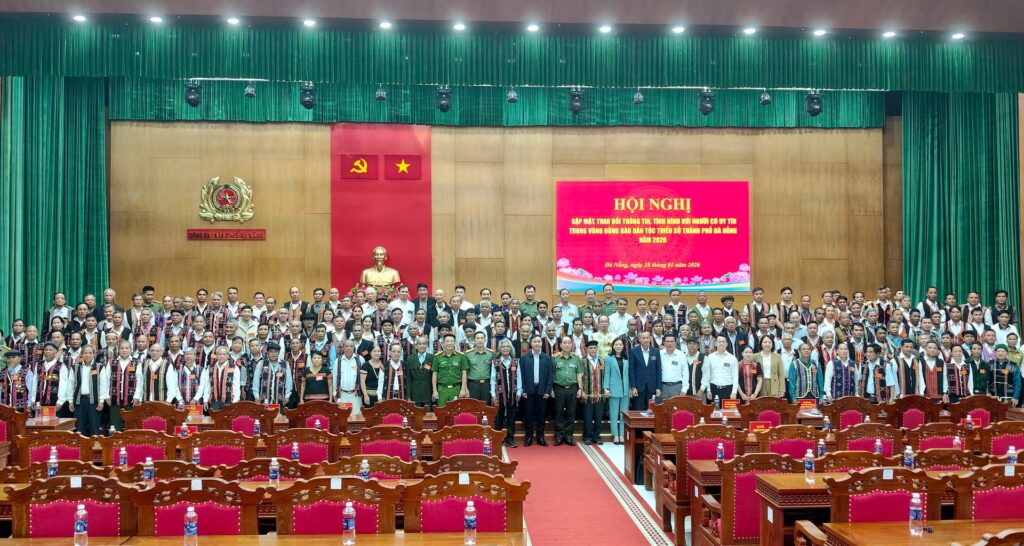 300 nguoi uy tin trong dong bao dan toc thieu so 2