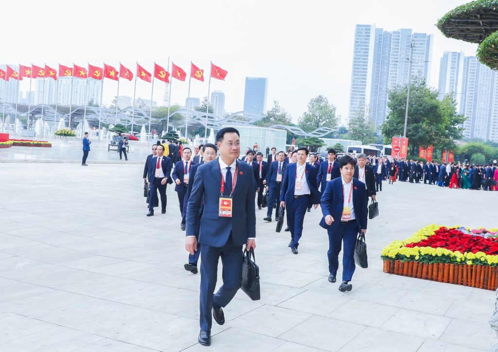 Doan Da Nang thao luan van kien Dai hoi Dang 7