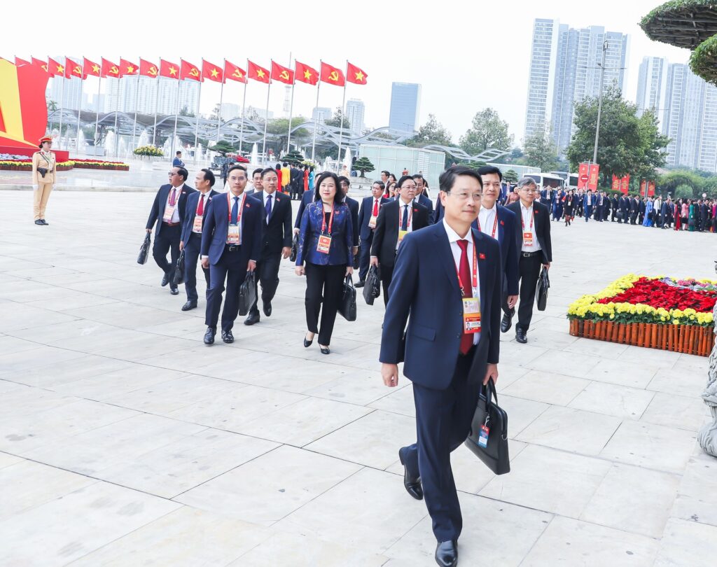 Doan Da Nang thao luan van kien Dai hoi Dang 9