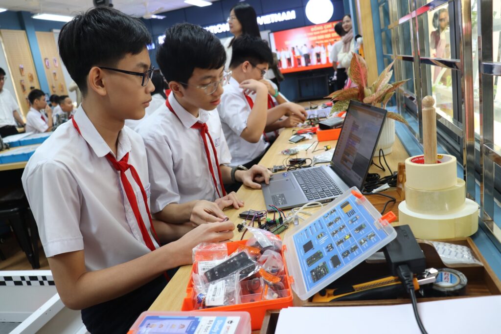 HS trai nghiem STEM 2