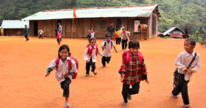 Hoc sinh vung cao di hoc